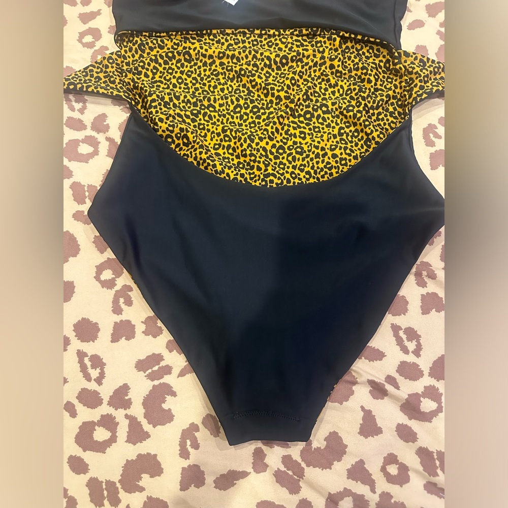 Reversible Leopard / Black Print One-Piece Swimsuit cut out bathing suit - Picture 15 of 17